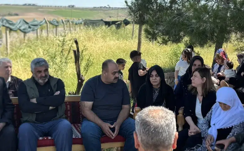 Diyarbakır'da evlat acısıyla yanan iki baba Narin'in mezarında buluştu