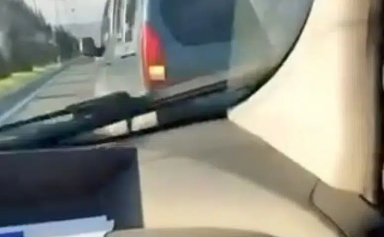 Elazığ-Diyarbakır karayolunda makas atan sürücü tehlike saçtı