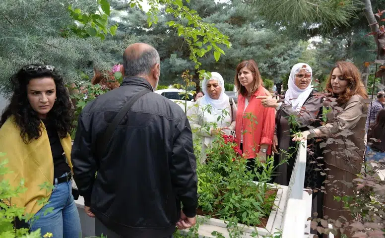 Diyarbakır’da bayram arifesinde mezarlık ziyareti: Eşbaşkan Bucak'tan 'Yalnız değilsiniz' mesajı
