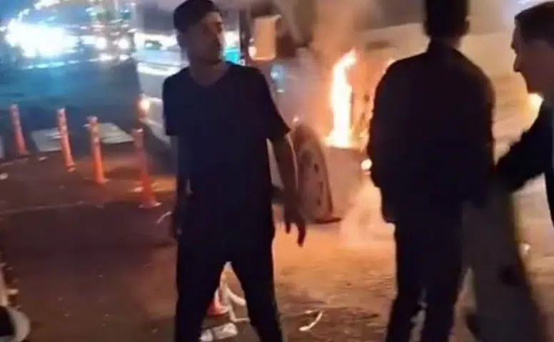 Diyarbakır'da şehir içi minibüsü alev alev yandı: Büyük panik yaşandı