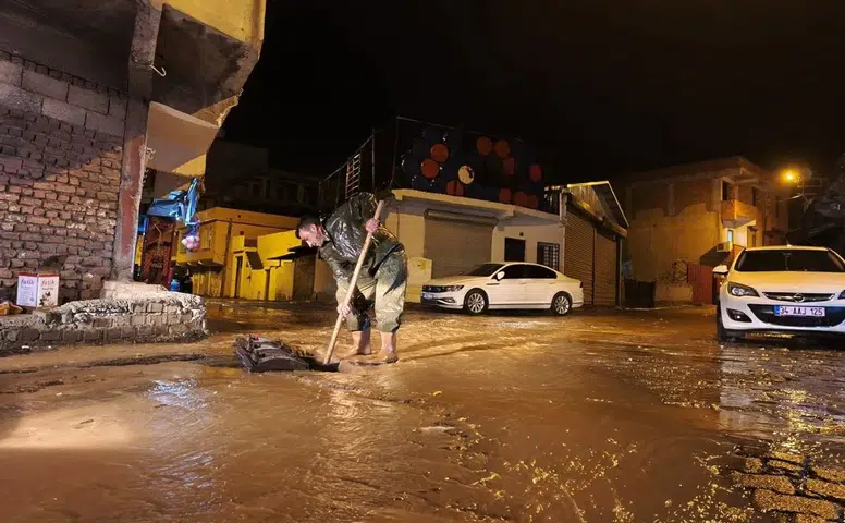 Diyarbakır'da aşırı yağış nedeniyle yollar göle döndü: 50 personel sahaya çıktı
