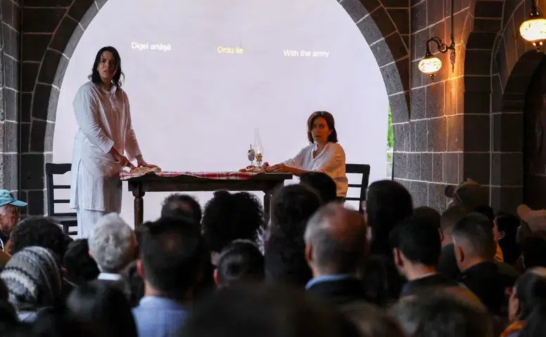 İtalyan ekibi Antigone oyununu kilisede sahneledi: Eşbaşkan Bucak oyuncuları kutladı