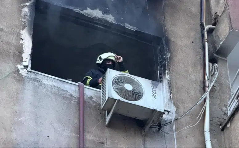 Diyarbakır'da 6 katlı apartmanda yangın: Bir itfaiye eri yaralandı, 2 kişi dumandan etkilendi