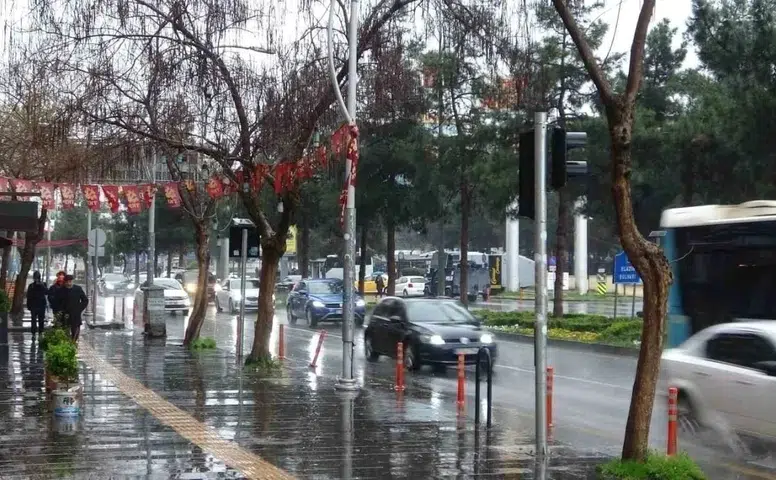 Diyarbakır'da gök gürültülü sağanak yağış bekleniyor: Toz taşınımına dikkat