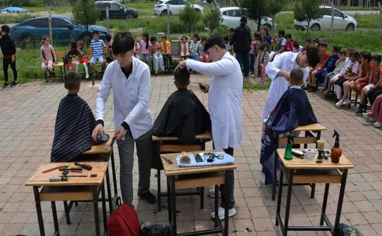 Diyarbakır'da berber adayı öğrencilerden büyük jest: Çocukları ücretsiz tıraş ettiler