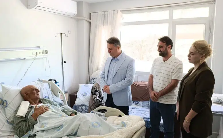Diyarbakır'da hastalara moral ziyareti: Rektör yardımcısı şeker ve kolonya ikram etti