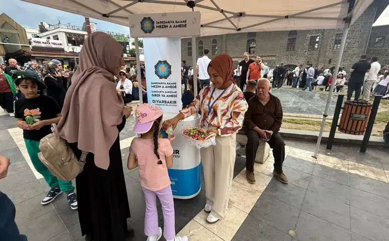 Diyarbakır'da Ulu Cami önündeki stantta yerli ve yabancı turistlere bayram ikramı