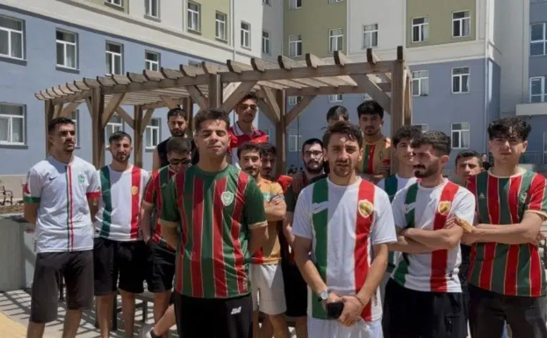 Saldırıya uğrayan öğrenciye Amedspor forması giyerek destek oldular