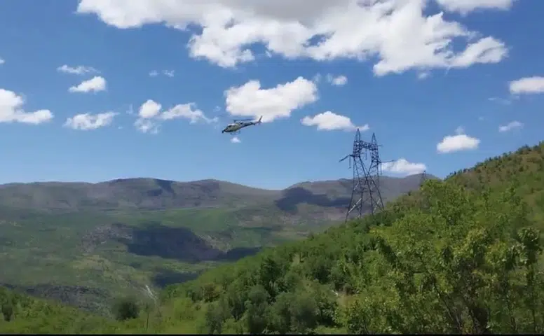 Diyarbakır'daki barajın elektrik hatlarına helikopterli bakım