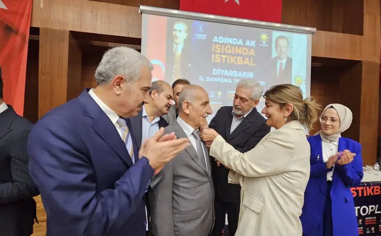 Diyarbakır'da iki önemli isim partisini değiştirdi: Rozetleri takıldı