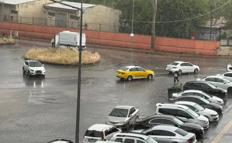Diyarbakır'ı yine aşırı yağış vurdu: Yollar kısa sürede suyla doldu
