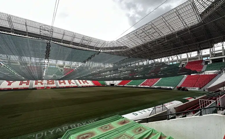 Diyarbakır Stadı'nda Süper Lig mesaisi: Çimler kaldırıldı, hibrit çim ekilecek