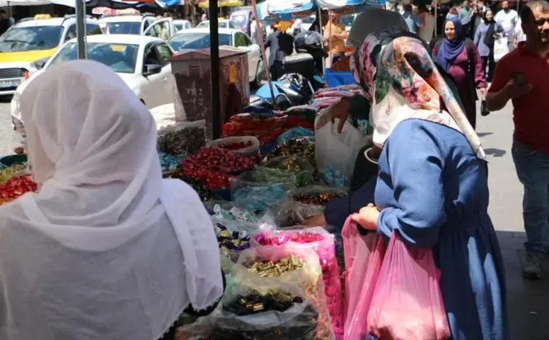 Diyarbakır'da rengarenk tezgahlar bayram alışverişini süslüyor