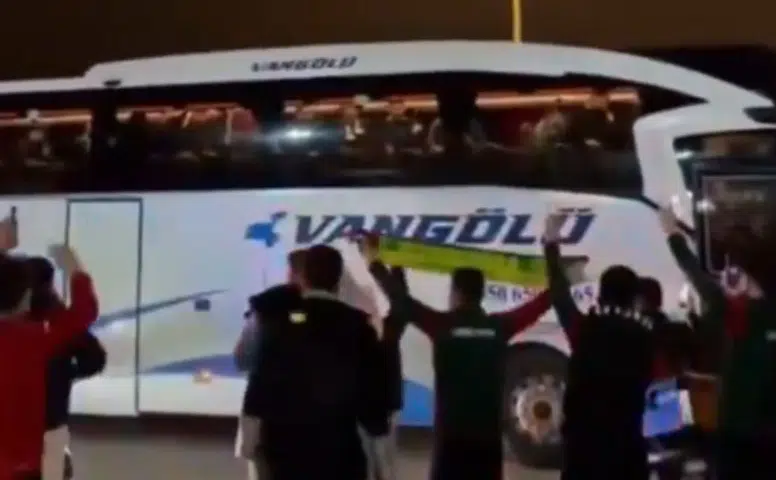 Trabzon'da yolu kesilen otobüsü Amedspor taraftarı Diyarbakır'da şovla karşıladı