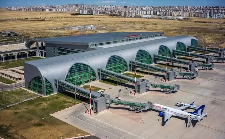 Diyarbakır Havalimanı'nda yolcular körükte şoku yaşadı: Saatlerce düzelmedi