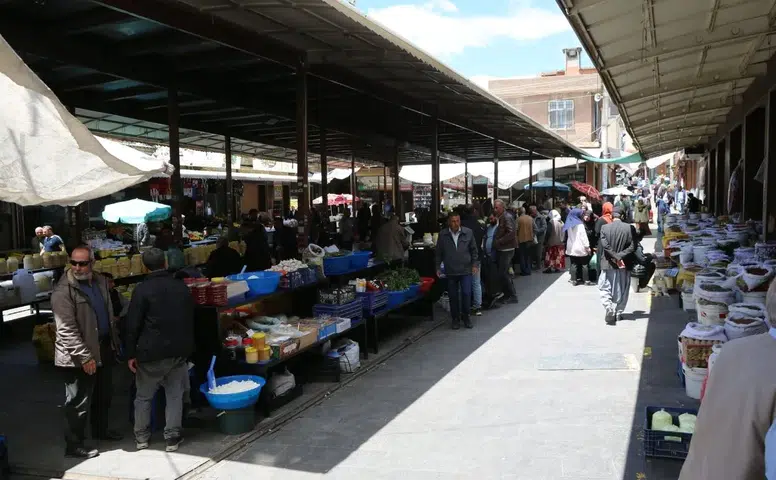 Diyarbakır'ın ilçesinde tarihi köylü pazarı modern hale getirildi