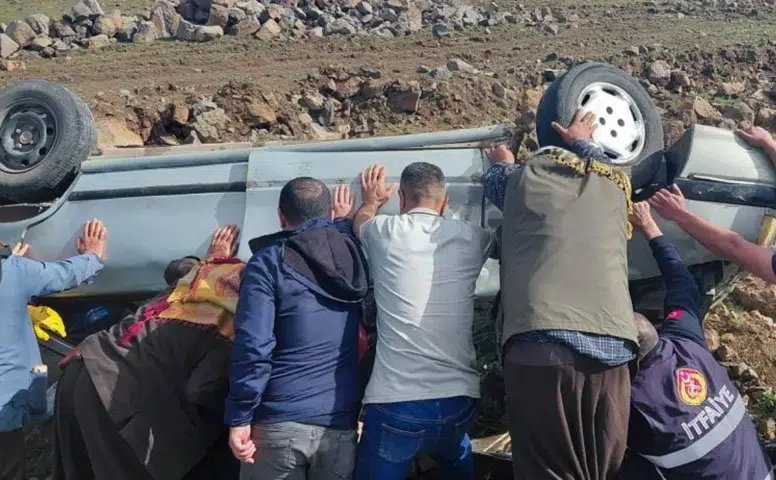 Şanlıurfa-Diyarbakır karayolunda otomobil şarampole yuvarlandı: Yaralı var