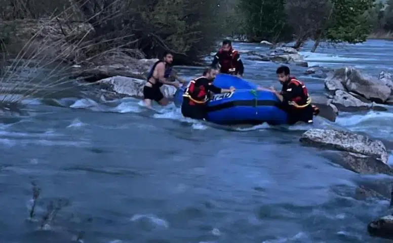 Diyarbakır'da Dicle Nehri'nde mahsur kalan gencin imdadına AFAD ekipleri yetişti