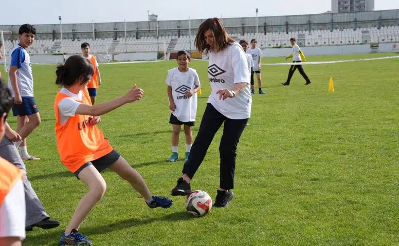 Diyarbakır'da Eşbaşkan Bucak sahaya indi: Minik futbolcularla top oynadı