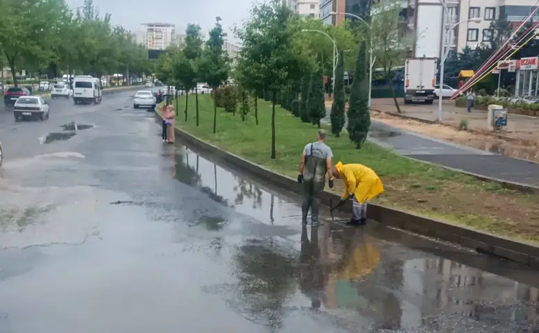 Diyarbakır'da ani sağanak yağış sonrası ekipler sahaya indi