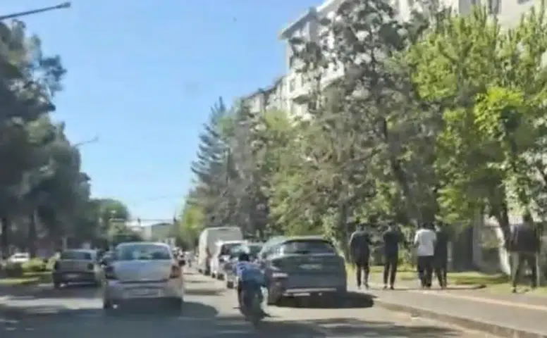 Diyarbakır'da yatarak motosiklet kullanan sürücü trafikte korku saçtı
