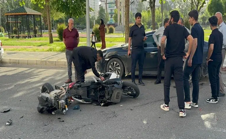 Diyarbakır'da park halindeki araca çarpan motor ikiye bölündü: Sürücü hastanelik oldu