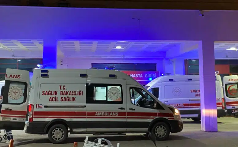 Diyarbakır’da kontrolden çıkan araç ağaca çarptı