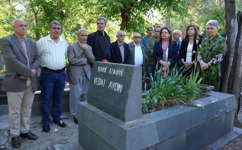 Diyarbakır'ın önemli siyasetçisi kabri başında anıldı: Eşbaşkan Bucak da katıldı