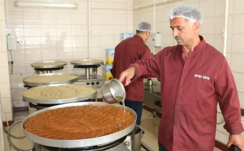 Diyarbakır'ın tatlıcıları 3 vardiya 24 saat üretimde: Rekor satış bekleniyor
