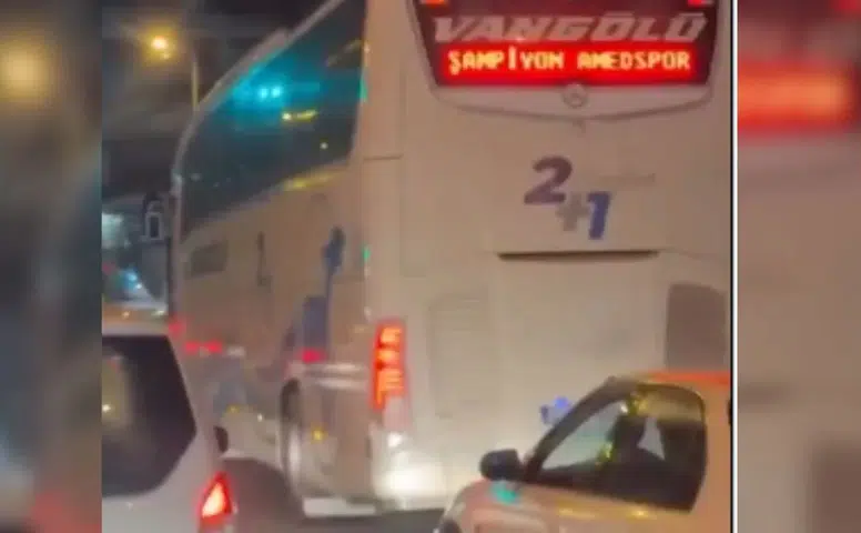 'Şampiyon Amedspor' yazılı yolcu otobüsü Trabzon'da gündem oldu