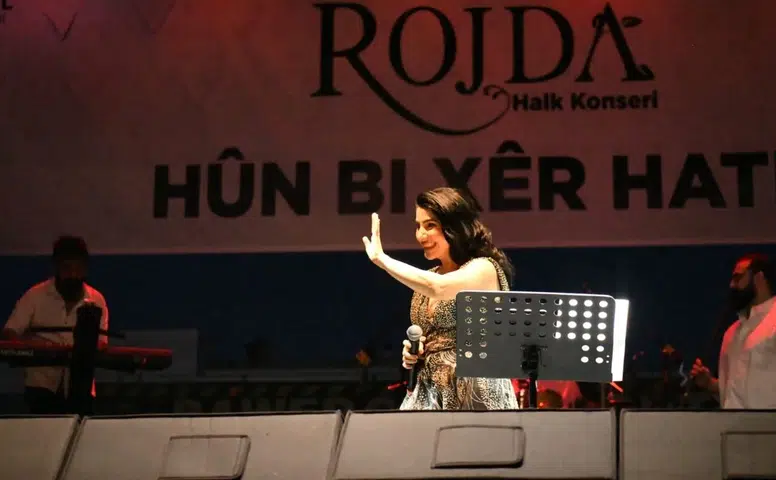 Diyarbakır Kürt Dil Bayramı'nda Rojda'nın konseriyle coştu: On binler alandaydı