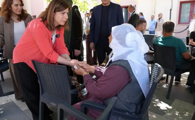 Diyarbakır'da Eşbaşkan Bucak hasta yakınlarıyla bayramlaştı