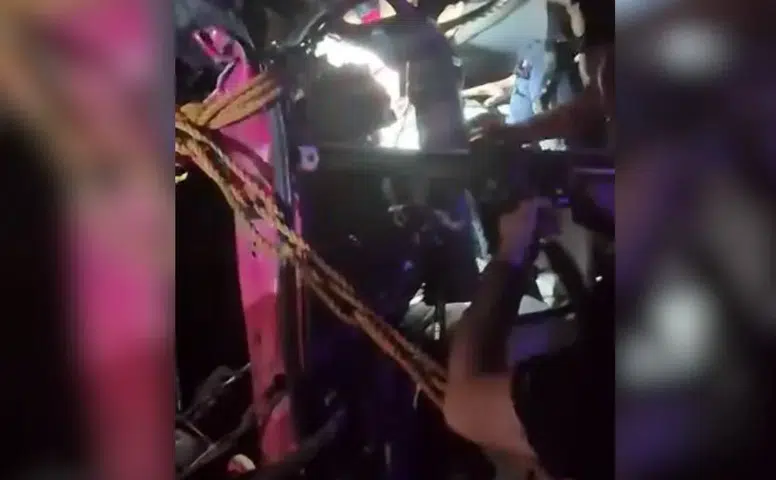 Diyarbakır-Şanlıurfa karayolunda iki TIR birbirine girdi: Sürücü sıkıştı, itfaiye kurtardı