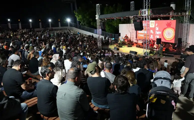 Diyarbakır'da Özgürlük Forumu'nda Ma Music rüzgarı: Yüzlerce kişi halay çekti
