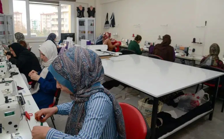 Diyarbakır'da kadınlar moda tasarım atölyesinde meslek öğreniyor