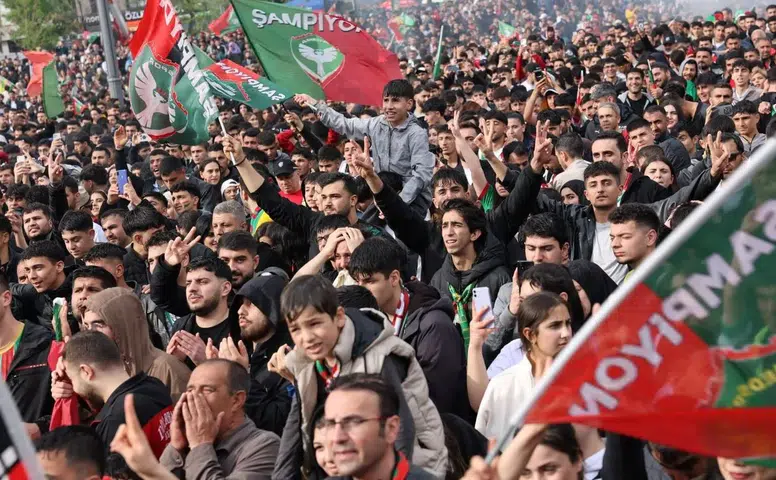Amedspor tarih yazdı: Diyarbakır kutlamalar için sokaklara döküldü