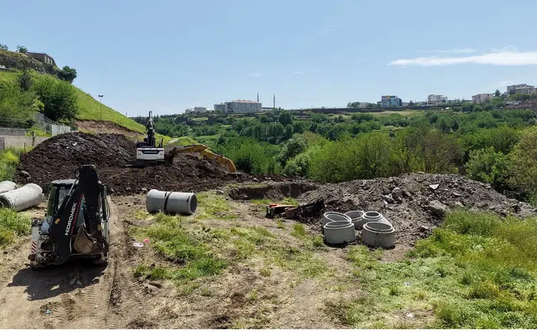 Diyarbakır'da çöken ana kolektör hattına müdahale: 50 yıllık su hattı yenileniyor