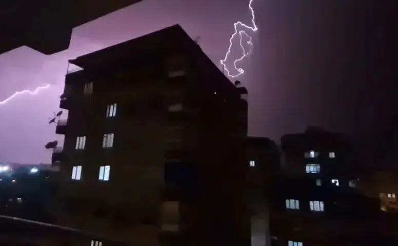 Diyarbakır ve Batman'da şimşekler kamera görüntülerine yansıdı