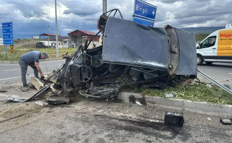 Bingöl-Diyarbakır karayolunda hayvan yüklü kamyon araçlara çarptı: Yaralılar var