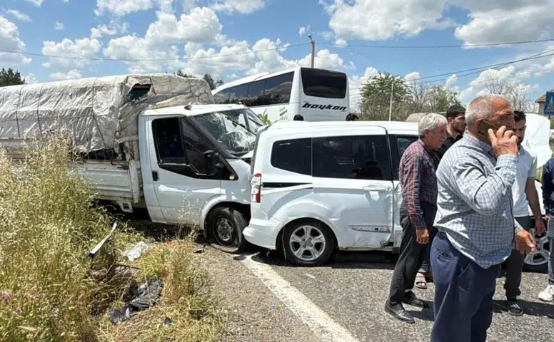 Diyarbakır’da kurbanlık taşıyan araç kazaya karıştı: 1'i ağır 4 yaralı var