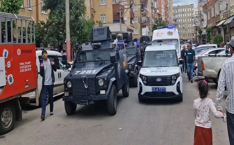 Diyarbakır'da iki grup sokak ortasında birbirine girdi: 3 kişi hastanelik oldu