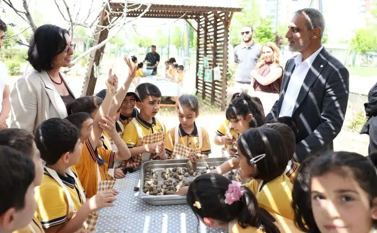 Diyarbakır'da minikler atık kağıttan temiz kağıt yaptı: 'Geleceği Birlikte Dönüştürme' atölyesi