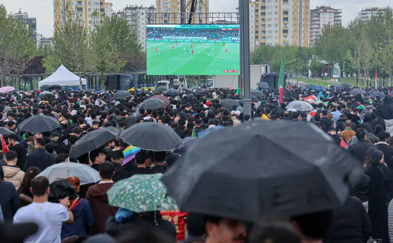 Diyarbakır meydanlarında tarihi gece: Amedspor dev ekranlarda izlendi