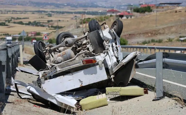 Elazığ-Diyarbakır karayolunda kamyonet su kanalına devrildi: İki kişi hastanelik oldu