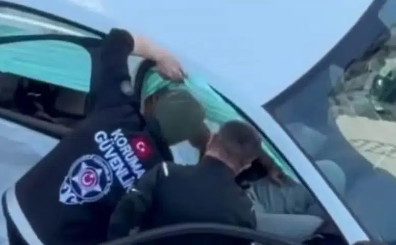 Kayapınar Medya Mahallesi'nde trafik kazası İki otomobil çarpıştı, yaralılar sıkıştı
