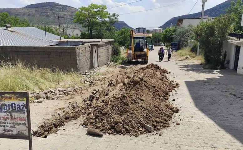 Diyarbakır'ın ilçesinde yılların özlemi bitiyor: Doğalgaz için ilk kazma vuruldu