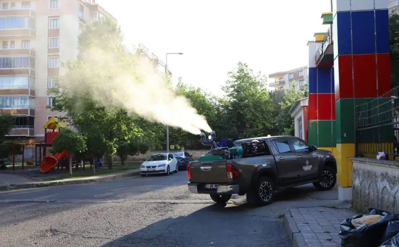 Diyarbakır’da 17 ilçede gece gündüz ilaçlama seferberliği: 290 personel, 69 araç sahada