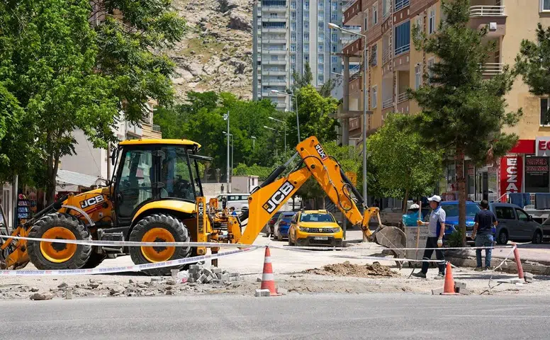 Diyarbakır'da ekipler kışın yaşanabilecek seli önlemek için yaz sıcağında çalışıyor