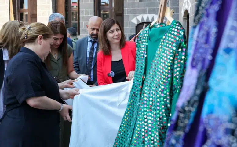 Diyarbakır'da atık kumaşlar tasarım harikasına dönüştü: Rengarenk elbiseler sergide