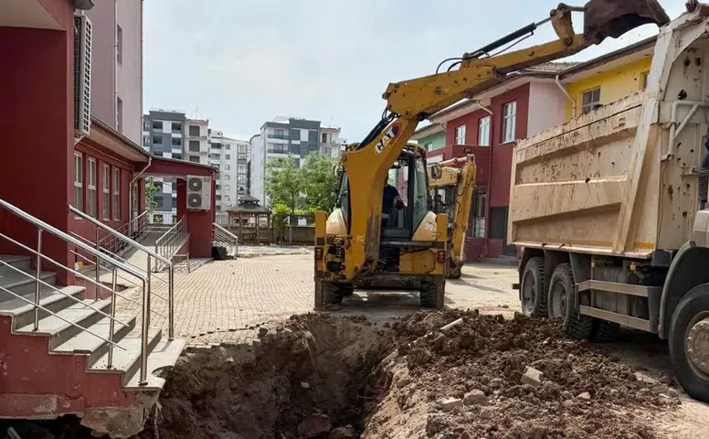 Diyarbakır'da tatili fırsat bilen DİSKİ okulların büyük sorununu çözdü